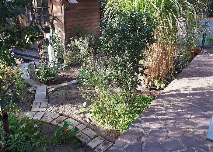 Bei Berlin Mit Terrasse Und Kleinem Garten *